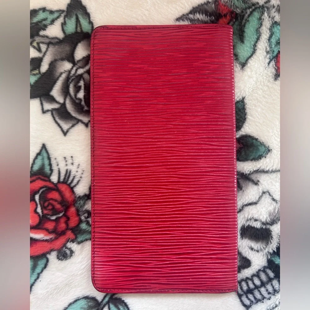 LOUIS VUITTON Epi Portefeuille Brazza in Castillan Red - Rare Vintage Design